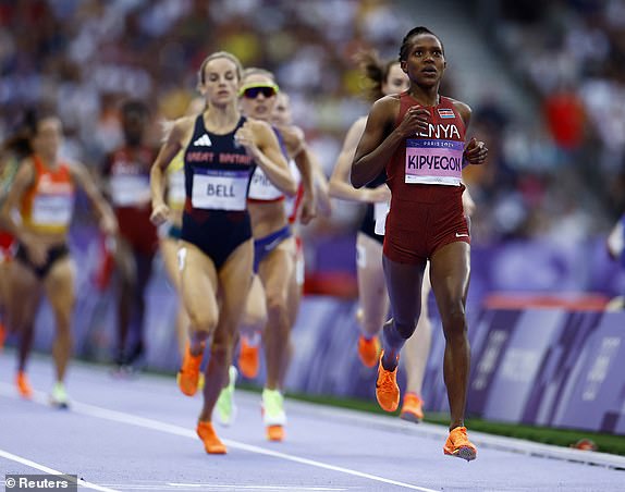 Paris 2024 Olympics - Athletics - Women's 1500m Semi-Final 1 - Stade de France, Saint-Denis, France - August 08, 2024. Faith Kipyegon of Kenya crosses the line to win her semi final ahead of Georgia Bell of Britain REUTERS/Sarah Meyssonnier