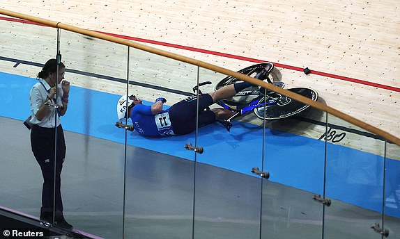 Paris 2024 Olympics - Track Cycling - Men's Madison, Final - Saint-Quentin-en-Yvelines Velodrome, Montigny-le-Bretonneux, France - August 10, 2024. Simone Consonni of Italy reacts after crashing during the race. REUTERS/Agustin Marcarian