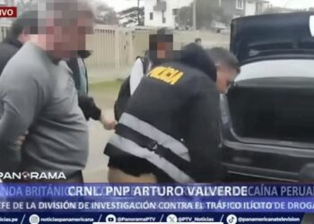 Irishman falls to the ground as police in Peru seize cocaine packages from car
