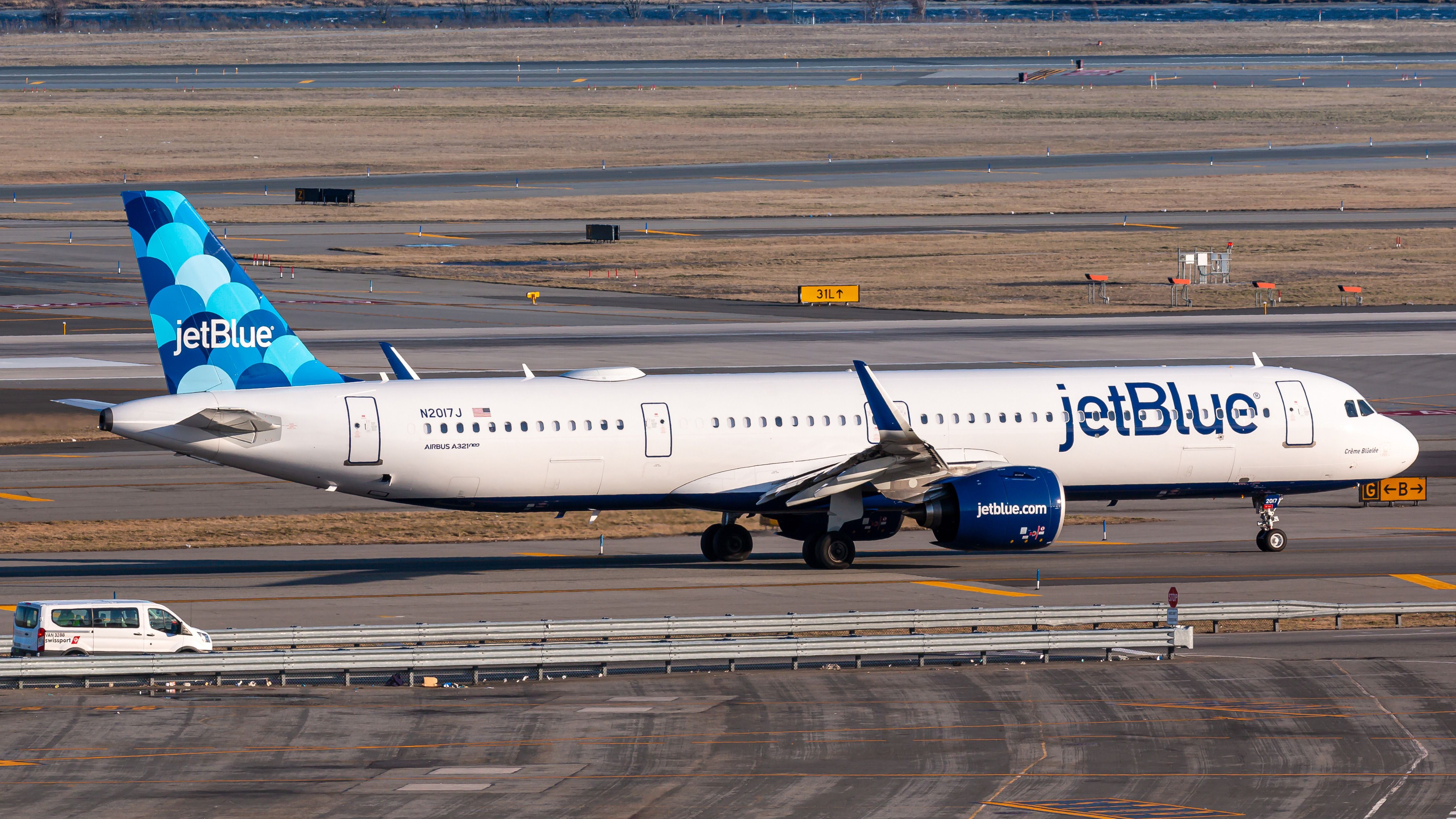 A JetBlue Airbus A321LR 