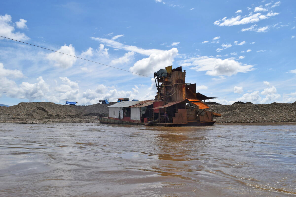 Dredges were installed in several rivers in Bolivia. These machines search for gold 24 hours a day. 