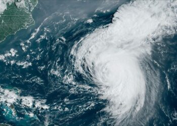 Hurricane Ernesto nears Bermuda, threatens East Coast beaches