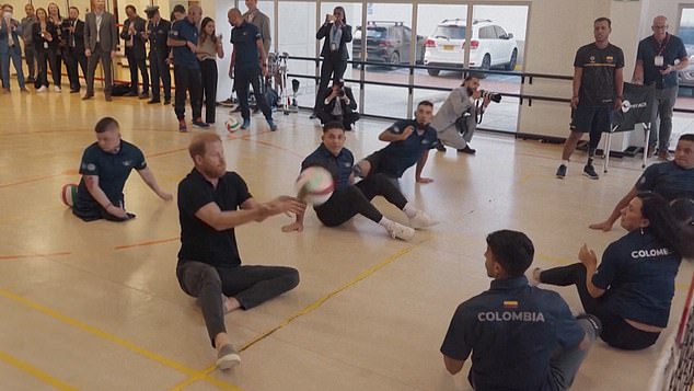 Harry and Meghan also met a volleyball team at the Center for Veterans Rehabilitation in Bogota