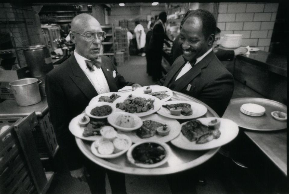 Owner Joe Muer Jr. and waiter Melvin Fields check an order before it leaves the kitchen at Joe Muer's in 1988.