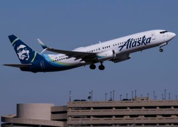 Analyzing Alaska Airlines' Anchorage-Los Angeles Dominance