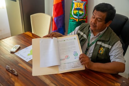 Ramiro López Chávez, secretario municipal de Palos Blancos, muestra los documentos entregados a la Autoridad Jurisdiccional Administrativa Minera (AJAM) para que no se otorguen nuevas concesiones mineras en los municipios de Palos Blancos y Alto Beni.