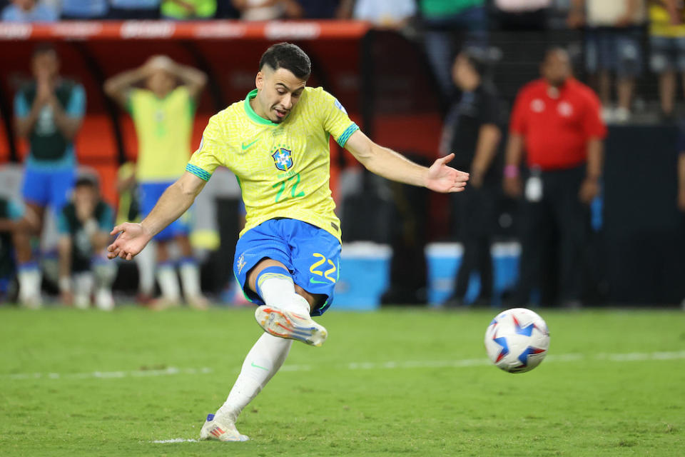 LAS VEGAS, NEVADA: Gabriel Martinelli of Brazil scores the team's fourth penalty in the penalty shoot-out following the CONMEBOL Copa America 2024 quarterfinal match between Uruguay and Brazil at Allegiant Stadium on July 06, 2024. (Photo by Ian Maule/Getty Images)