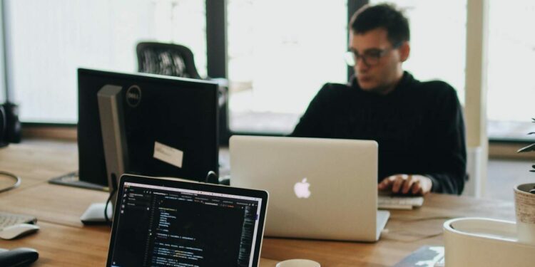 AWS Execs Warn of Severe AI Expertise Shortage in Mexico