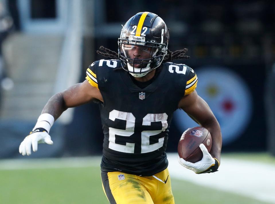 Nov 12, 2023; Pittsburgh, Pennsylvania, USA; Pittsburgh Steelers running back Najee Harris (22) runs the ball against the Green Bay Packers during the fourth quarter at Acrisure Stadium. Pittsburgh won 23-19. Mandatory Credit: Charles LeClaire-USA TODAY Sports