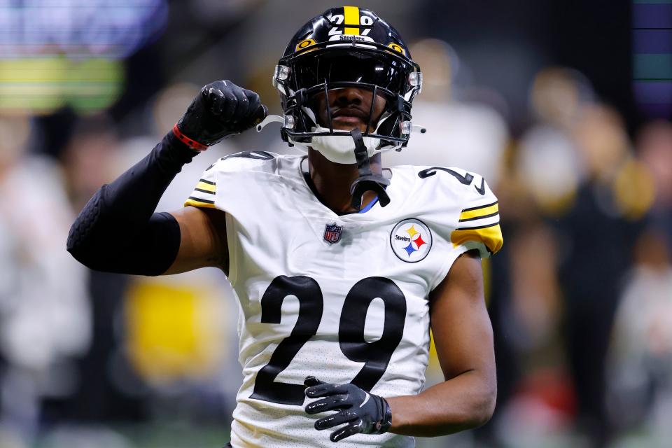 ATLANTA, GEORGIA - DECEMBER 04: Levi Wallace #29 of the Pittsburgh Steelers reacts against the Atlanta Falcons during the first half of the game at Mercedes-Benz Stadium on December 04, 2022 in Atlanta, Georgia. (Photo by Todd Kirkland/Getty Images)