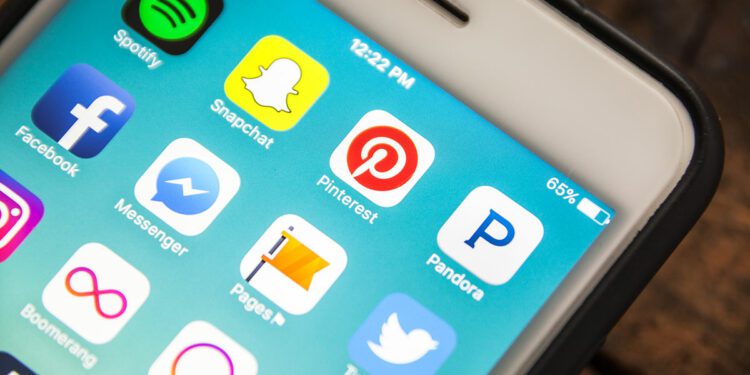 Panel OKs $7 million for Arkansas school districts to lock up students’ phones during class time