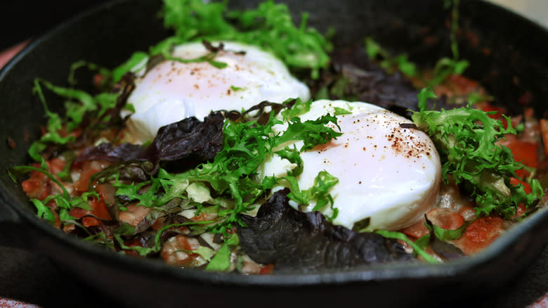 poached eggs in salsa