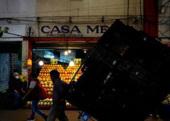 Analysts shocked as Mexico's central bank clocks rise in inflation and cuts interest rates