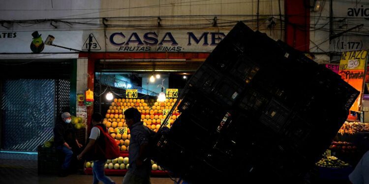 Analysts shocked as Mexico's central bank clocks rise in inflation and cuts interest rates