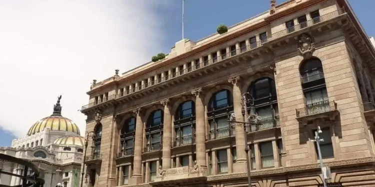 As inflation rises, Mexico's central bank cuts interest rate to 10.75%