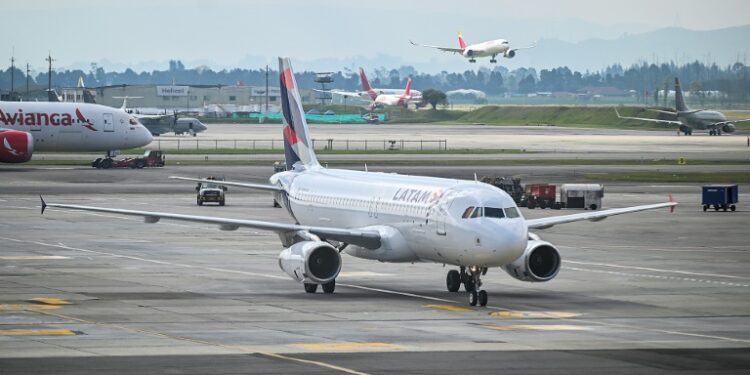 Dozens of Avianca and LATAM flights have been affected by a fuel bottleneck in Colombia (Luis ACOSTA)