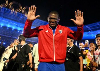Cuba's wrestler Mijain Lopez waves as he leaves at the end of the closing ceremony of the Paris 2024. GETTY IMAGES