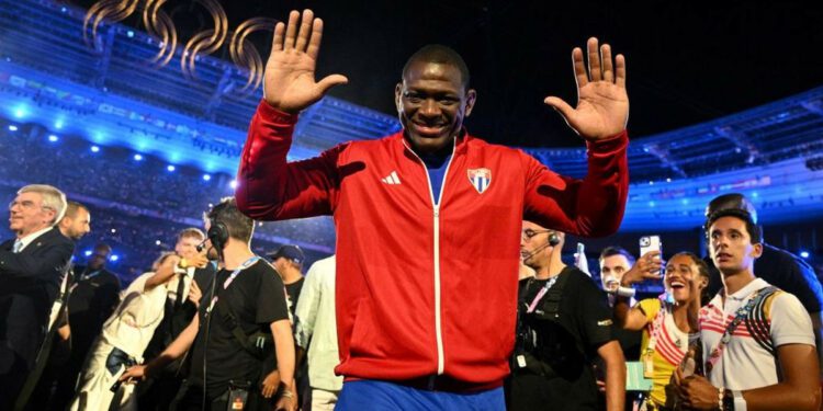 Cuba's wrestler Mijain Lopez waves as he leaves at the end of the closing ceremony of the Paris 2024. GETTY IMAGES