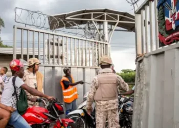 Getty Images Haitians cross the border into the north-west of the Dominican Republic on September 27, 2018