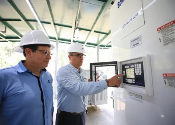 Ecuador Energy & Mines Minister Antonio Goncalves (right) shuttering down the Ishpingo B-56 oil producing well at Block 43.