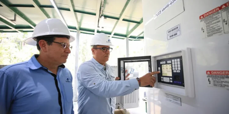 Ecuador Energy & Mines Minister Antonio Goncalves (right) shuttering down the Ishpingo B-56 oil producing well at Block 43.