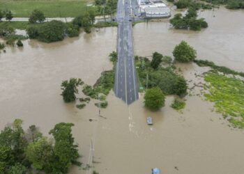 Ernesto slams Puerto Rico; inflation falls to 3-year low