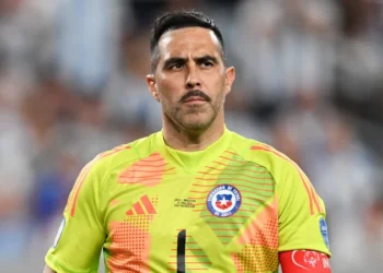 Claudio-Bravo-Chile-Goalkeeper-Retires