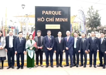 The Hanoi delegation visit Ho Chi Minh Monument in Santiago during their working trip to Chile. (Photo: VNA)