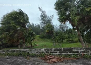 Hurricane Ernesto batters Bermuda