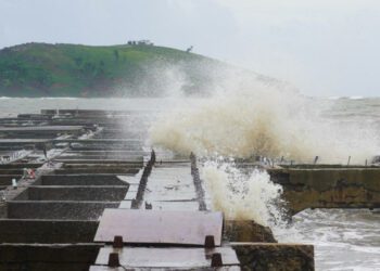 Hurricane Ernesto headed to Bermuda with 100 mph winds
