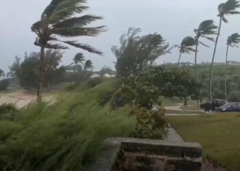 Hurricane Ernesto makes landfall on Bermuda