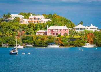 Kids Fly to Bermuda for Free With This Airline's Sale — How to Book