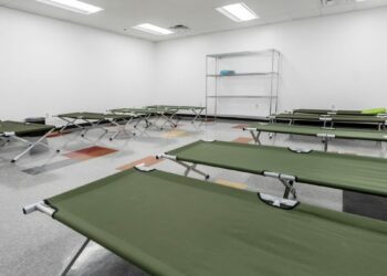 Migrant crossings plunge at US-Mexico border