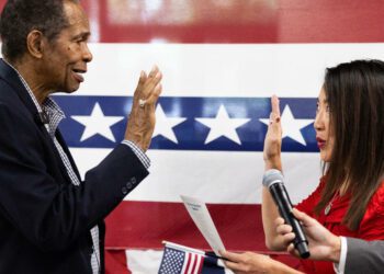 Panama native and baseball great Rod Carew becomes U.S. citizen at 78