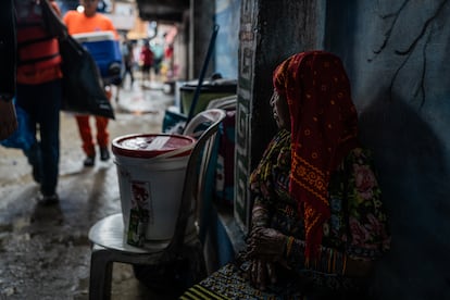 Aleida Gonzáles observes her family’s move while she waits with her things for her turn to be relocated from Isberyala.