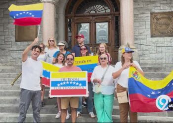 Peaceful protest held for Venezuela democracy at Syracuse City Hall