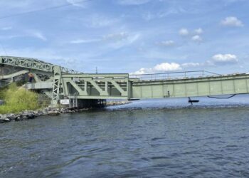 Rail bridge collapses on US-Canada border