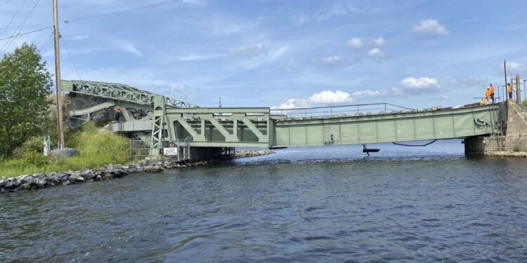 Rail bridge collapses on US-Canada border