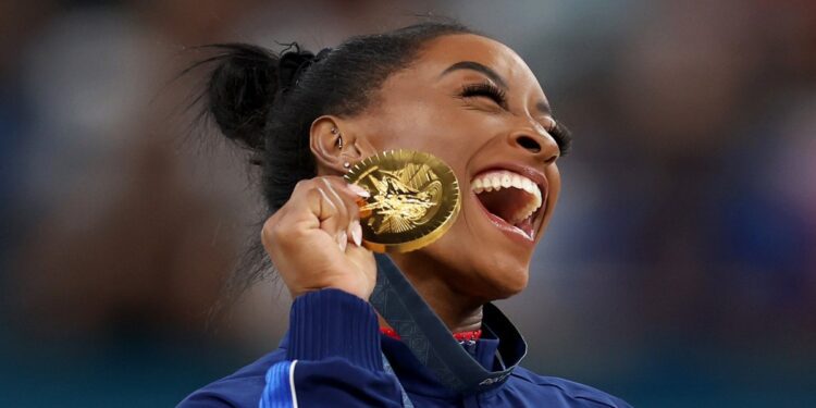 Simone Biles, Suni Lee fall short on beam in gymnastics, floor routine begins