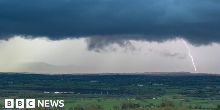 Thunderstorm and heavy rain warning for NI