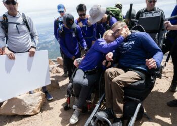 Alongside unlikely team, Colorado Springs teen in wheelchair summits Pikes Peak | Lifestyle