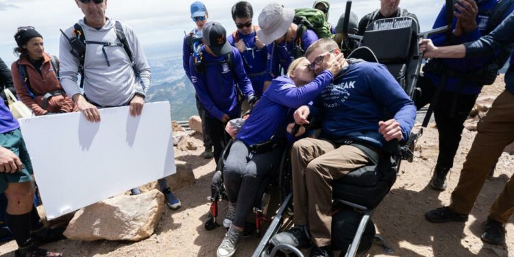 Alongside unlikely team, Colorado Springs teen in wheelchair summits Pikes Peak | Lifestyle