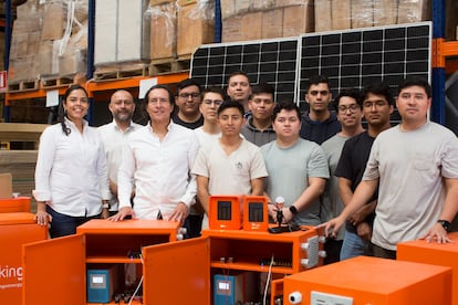 El equipo de Kingo posa con los equipos de energía solar en su sede en Ciudad de Guatemala.