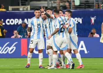 Lisandro Martinez responds when asked who is replacing Lionel Messi as Argentina captain