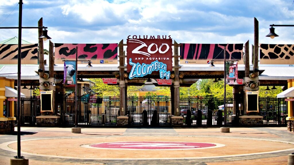 Entrance to Columbus Zoo and Aquarium featuring a sign for the 