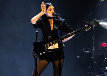 St. Vincent Boston concert review: Band rocks MGM Fenway