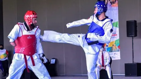 Shardea Arias de la Cruz Elliott Loonstra in a para taekwondo competition