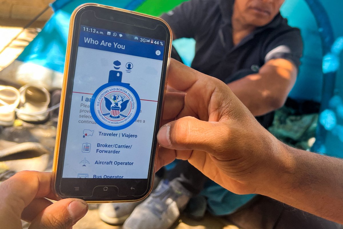 Migrant using CBP One app