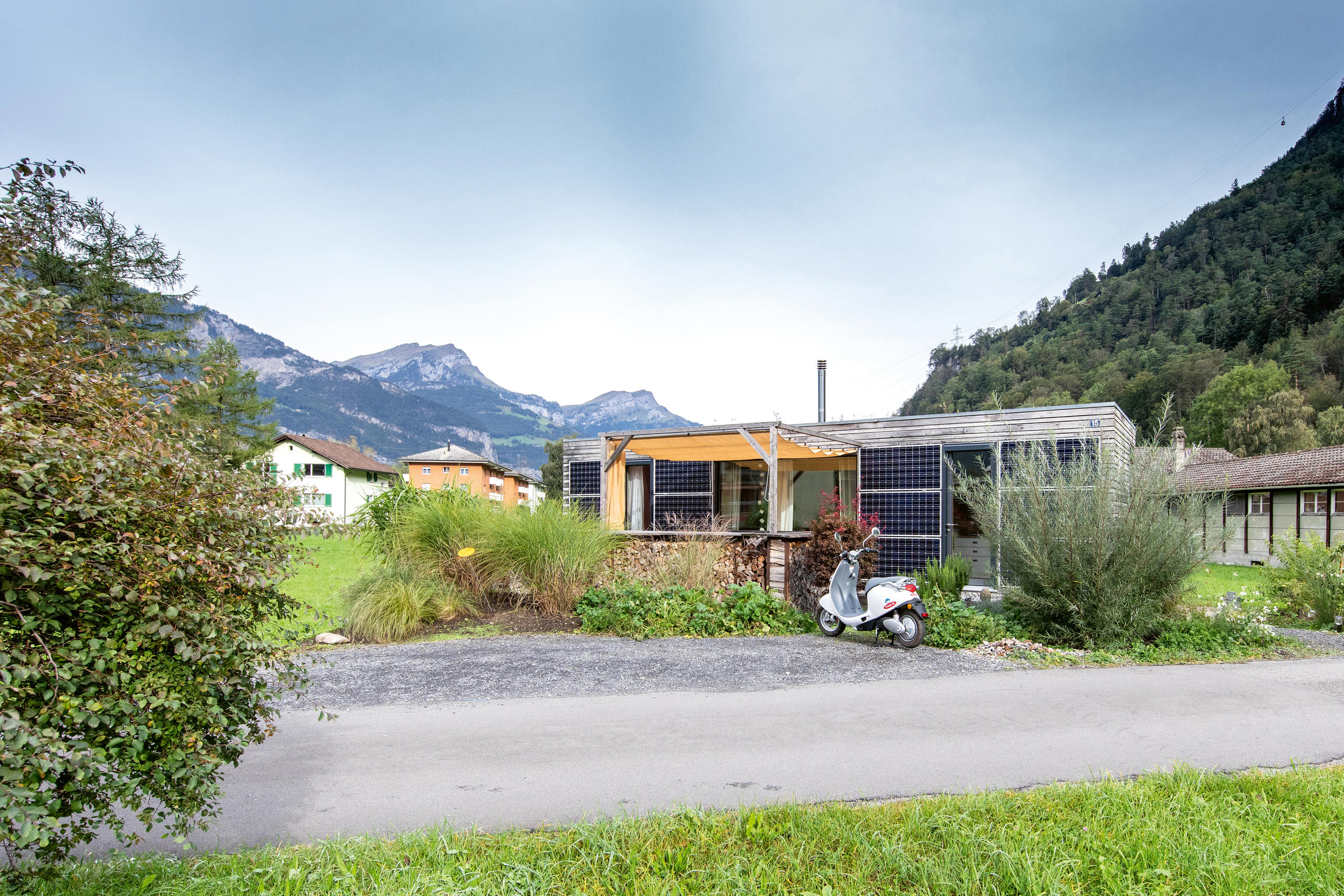 Tiny Haus vor Berglandschaft