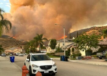 Wildfire in Southern California grows amid high temps